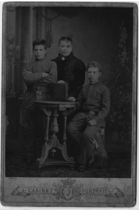 В.Н. Бальмонт с сыновьями